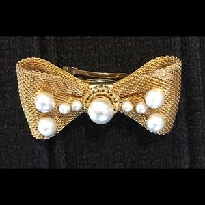 Vintage Hobé bow clip